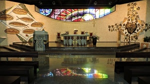 altare, chiesa, vetrata, pesci, colori, cuore, riflessi, pane, riflesso, scalini, rosso, disegni, fiori, crocifisso, gradini, interno, sedie, banchi, vetri