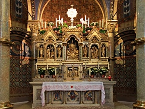 altare, chiesa, candele, colonne, fiori, crocifisso, statue, oro, tovaglia, tabernacolo, sculture, interno, dorato, archi, decorazioni, croce, vasi