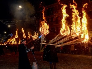 fuoco, festa, fiamme, persone, torce, notte, luci, luminarie, fiaccole, notturno, fuochi, natale, cappello