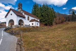 chiesa, alberi, strada, nuvole, cielo, campanile, staccionata, prato, finestre, montagna, archi, verde, montagne