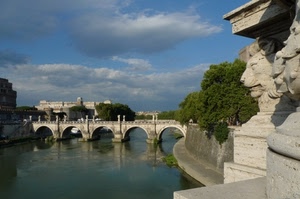 ponte, fiume, nuvole, cielo, alberi, roma, archi, leone, acqua, riflessi, tevere, verde, statue, arcate, palazzi, case, sculture, scultura, leoni