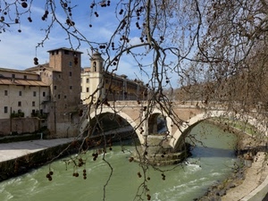ponte, fiume, rami, archi, campanile, acqua, alberi, case, cielo, palazzi, finestre, albero, torre, arcate, verde, città, edifici, azzurro, nuvole, argini