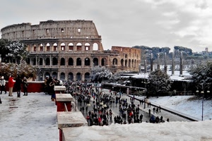 colosseo, roma, neve, persone, inverno, archi, colonne, turisti, monumento, alberi