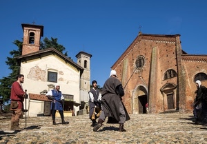 piazza, chiesa, chiese, medioevo, duello, persone, spade, facciata, campanile, costumi, sagrato