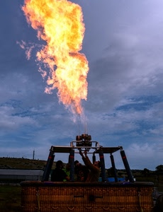fuoco, persone, mongolfiera, nuvole, cielo, cesto, giallo, fiamme, fiamma, uomini, azzurro