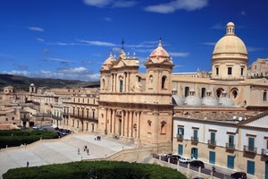cupola, chiesa, cielo, scalinata, nuvole, finestre, case, scorcio, verde, persone, duomo, azzurro, colonne, campanili, croci, noto, cupole, edifici, piazza