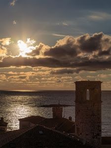 nuvole, mare, cielo, controluce, torre, tramonto, tetti, riflesso, sole, campanile, acqua, case, orizzonte, azzurro, luce