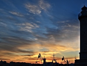 tramonto, nuvole, cielo, faro, porto, controluce, pescherecci, nero, barche, case, azzurro, silhouette, alberi, antenne, rosso, arancione