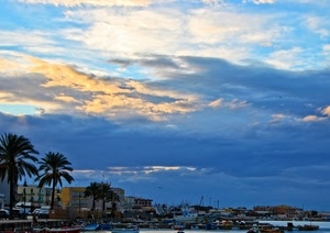 palme, porto, nuvole, cielo, case, barche, mare, alberi, azzurro, panorama, tramonto, lampioni, natanti, automobili, palazzi, città, finestre
