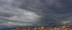nuvole, case, cielo, ombrelloni, tetti, aquiloni, grigio, maltempo, città, finestre, paese, temporale, nuvoloni, panorama, paesaggio