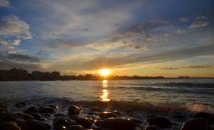 tramonto, sole, nuvole, mare, cielo, sassi, alba, riflesso, raggi, onde, acqua, scogli, orizzonte, pietre, città, giallo, spiaggia