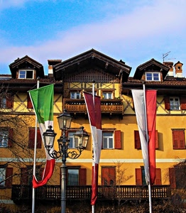 bandiere, finestre, abbaini, lampione, tre, balaustra, persiane, cielo, giallo, lampioni, balcone, abbaino, casa, balaustre, rosso, verde, palazzo, bandiera, colori, pali, case, azzurro, nuvole, ringhiera, tricolore, balconi