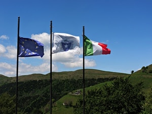 bandiere, cielo, alberi, nuvole, verde, aste, tricolore, montagne, rosso, bianco, tre, europa, azzurro, vento, stelle, italia, colline, blu, bosco