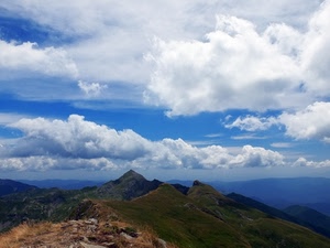 nuvole, montagne, cielo, verde, panorama, azzurro, bianco, cime, erba, montagna, rocce, monti, ombre, sassi