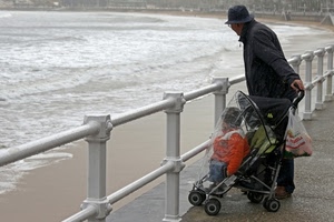 mare, passeggino, bambino, spiaggia, ringhiera, pioggia, nonno, uomo