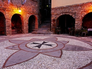croce, archi, sedie, luci, piazza, sassi, lampione, bandiere, pavimento, nero, portici, mosaico, notturno, stemma, malta, cerchi