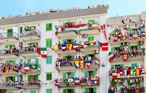 bandiere, finestre, balconi, colori, persone, palazzo, palazzi