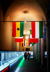 bandiere, persone, rosso, verde, bianco, colonne, stella, luci, giallo, colori, museo, vetrine, passanti, bandiera, galleria, mostra, interno, arco, tricolore, esposizione