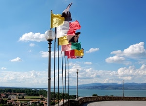 bandiere, cielo, nuvole, lampioni, colori, case, aste, acqua, mare, alberi, verde, azzurro, panorama, vento, rosso, lago