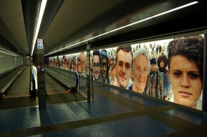 stazione, prospettiva, luci, persone, manifesti, sottopassaggio, scale, corrimano, visi, foto, interno