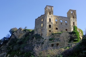 castello, torri, finestre, cielo, verde, rudere, roccia, ruderi, rocca, rocce, diroccato, alberi