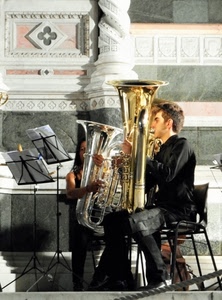 strumenti, musicisti, ottoni, colonna, spartiti, leggii, leggio, tromboni, trombone, suonatori, sedie, fiato, suonare, chiesa, seduti, ragazzo, ragazzi, due, musica