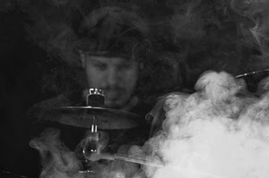 fumo, piatto, bianconero, musica, batteria, musicista, uomo, batterista, nebbia, cappello, nero, suonare, sfocato, piatti, volto