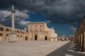 piazza, nuvole, chiesa, ombra, obelisco, archi, panchine, statua, colonna, cielo
