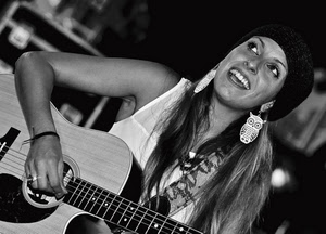 chitarra, donna, musicista, orecchini, cantante, sorriso, bianconero, suonare, musica