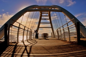 nuvole, ponte, cielo, persone, ombra, controluce, mare, ombre, tramonto, ferro, arcate, struttura, legno, sole, pontile, tiranti