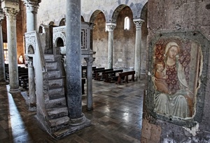 chiesa, colonne, pulpito, affresco, madonna, banchi, archi, scala, scale, dipinto