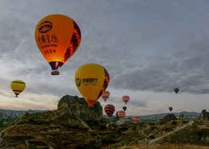 mongolfiere, giallo, cielo, nuvole, arancione, palloni, rocce, paesaggio, colori, montagne, strade, verde, volo, mongolfiera