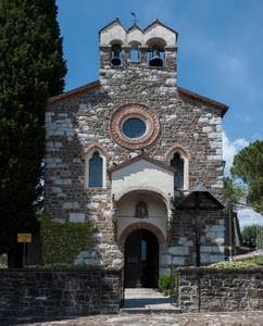 chiesa, campane, campanile, rosone, finestre, alberi, pietra, monumento