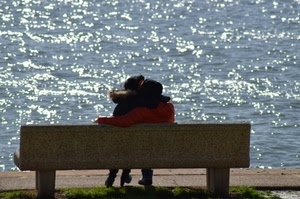 panchina, acqua, due, innamorati, mare, bacio, amore, coppia, riflessi, abbraccio, controluce, persone, azzurro, rosso, riflesso