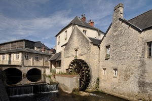 mulino, acqua, ruota, ponte, finestre, case, cielo, tetti, archi, nuvole, comignoli, cascata, arcate, riflesso, fiume, borgo