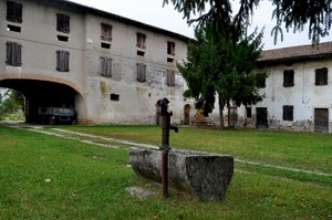finestre, verde, arco, erba, fontana, prato, albero, porte, cascina, portico, vasca, case, rimorchio, pietra, alberi, strada, cortile, pompa, carro, casolare, rami