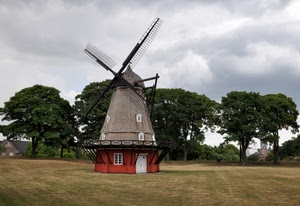 alberi, mulino, pale, nuvole, finestre, porta, cielo, rosso, verde, prato, grigio, casa, erba, vento