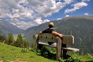 panchina, nuvole, montagna, uomo, verde, legno, montagne, paesaggio, cielo, alberi