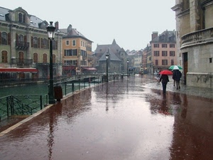 pioggia, ombrelli, canale, lampioni, acqua, strada, palazzi, passanti, lampione
