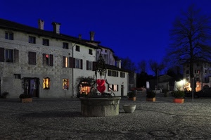 pozzo, finestre, vasi, alberi, piazza, case, cuori, comignoli, notte, albero, luci, casa, piante, rosso, porte, sera, notturno, camini, comignolo, cielo, blu, piazzale