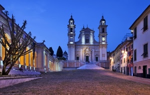 chiesa, campanili, albero, luci, piazza, sera, case, blu, prospettiva, viale