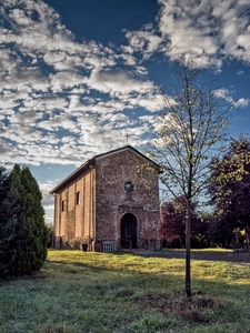 nuvole, alberi, cielo, prato, chiesa, verde, croce, albero, portone, erba, cappella, porta, rosone, finestre, ombre, azzurro