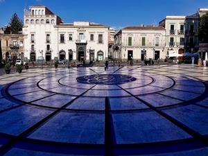 piazza, cerchi, palazzi, finestre, case, cerchio, cielo, vasi, persone, raggi, linee, archi, azzurro, portoni, concentrico, lampioni, geometrie, ombra