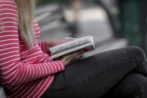 libro, capelli, righe, ragazza, mani, leggere, maglia, bianco, biondi, pantaloni, donna, gambe, bionda, lettura, rosa, rosso, jeans, pagine, maglietta