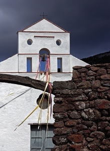 chiesa, croce, nastri, campana, muro, bianco, pietre, finestre, triangolo