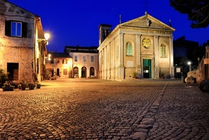 chiesa, piazza, lampioni, finestre, notturno, notte, case, blu, luci, portone, cielo, selciato