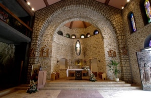 chiesa, altare, interno, arco, abside, fiori, gradini, pietra, vetrate, cupola