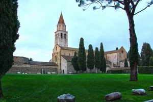 chiesa, prato, campanile, alberi, cielo, sassi, verde, cipressi