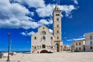 piazza, chiesa, nuvole, campanile, cattedrale, lampioni, trani, lampione, duomo, cielo
