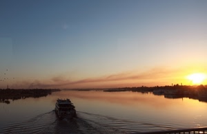 tramonto, fiume, acqua, sole, cielo, barca, nuvole, battello, scia, onde, rive, uccelli, riflesso